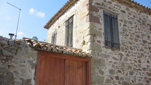 Πέτρινη οικία προς πώληση στην Ερεσό Λέσβου.