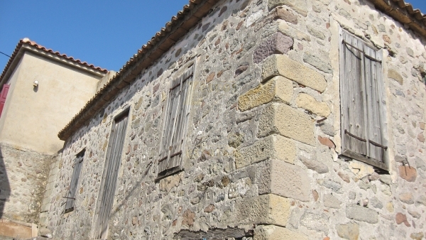 Πέτρινη οικία προς πώληση στην Ερεσό Λέσβου.