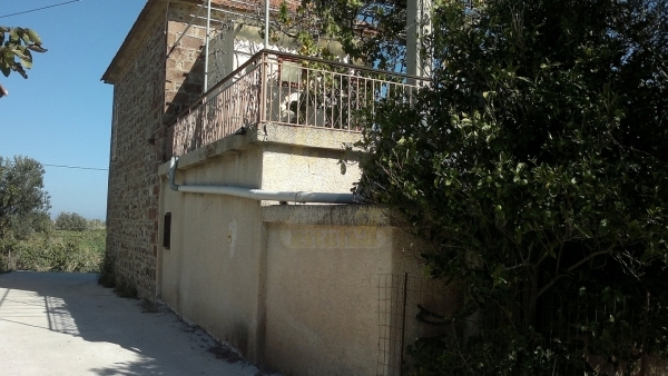 Πωλείται μονοκατοικία στον Κάμπο Αντίσσης Λέσβου.