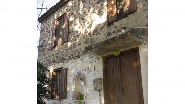 Πωλείται οικία με οικόπεδο στην Ερεσό Λέσβου.