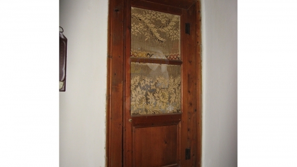 Πωλείται οικία με οικόπεδο στην Ερεσό Λέσβου.