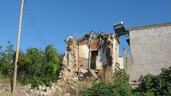 Πωλείται παλιό σπιτάκι με οικόπεδο στο Λισβόρι Λέσβου.