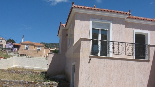 Πωλείται μονοκατοικία στα Παράκοιλα Λέσβου.