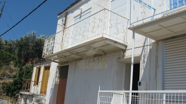 Πωλείται μονοκατοικία στο Πλωμάρι Λέσβου.