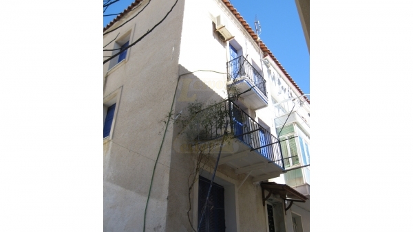 Πωλείται μονοκατοικία στο Πλωμάρι Λέσβου.