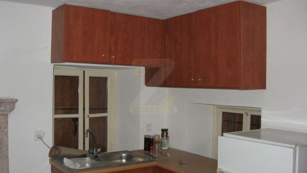 Πωλείται οικία στον Πολιχνίτο Λέσβου.