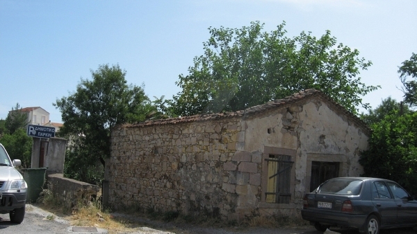 Πωλείται παλιά πέτρινη μονοκατοικία στον Πολιχνίτο Λέσβου.