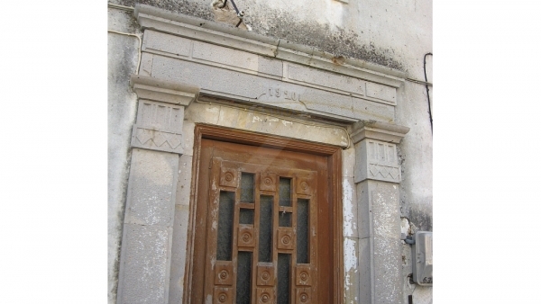 Πωλείται οικία στον Πολιχνίτο Λέσβου.