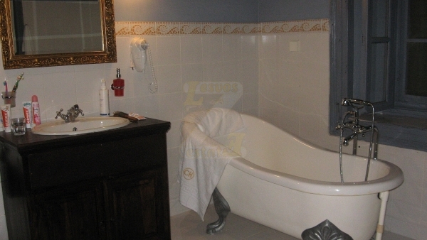 Ενοικιάζονται 4 δωμάτια για 8 άτομα στην Σκάλα Ερεσού Λέσβου.