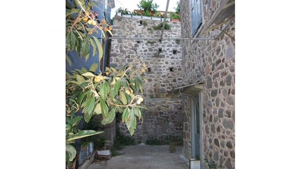 Πωλείται μεζονέτα στην Μήθυμνα (Μόλυβο) Λέσβου.